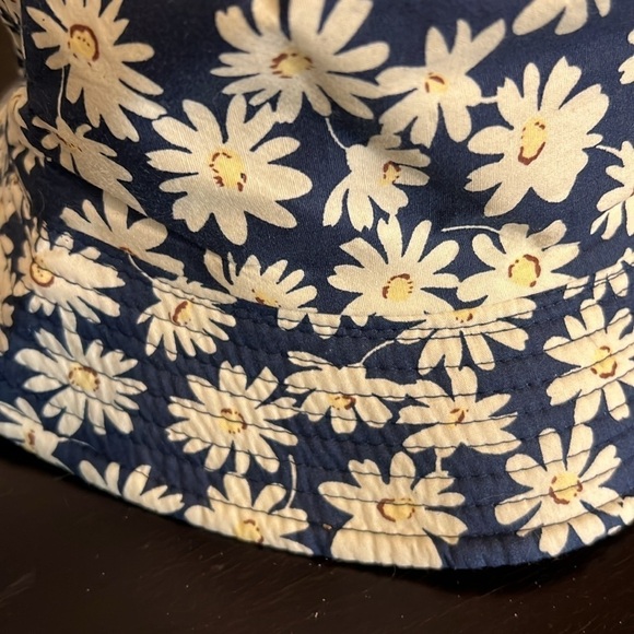 Reversible bucket hat daisies print/solid black. NWOT - Picture 4 of 9